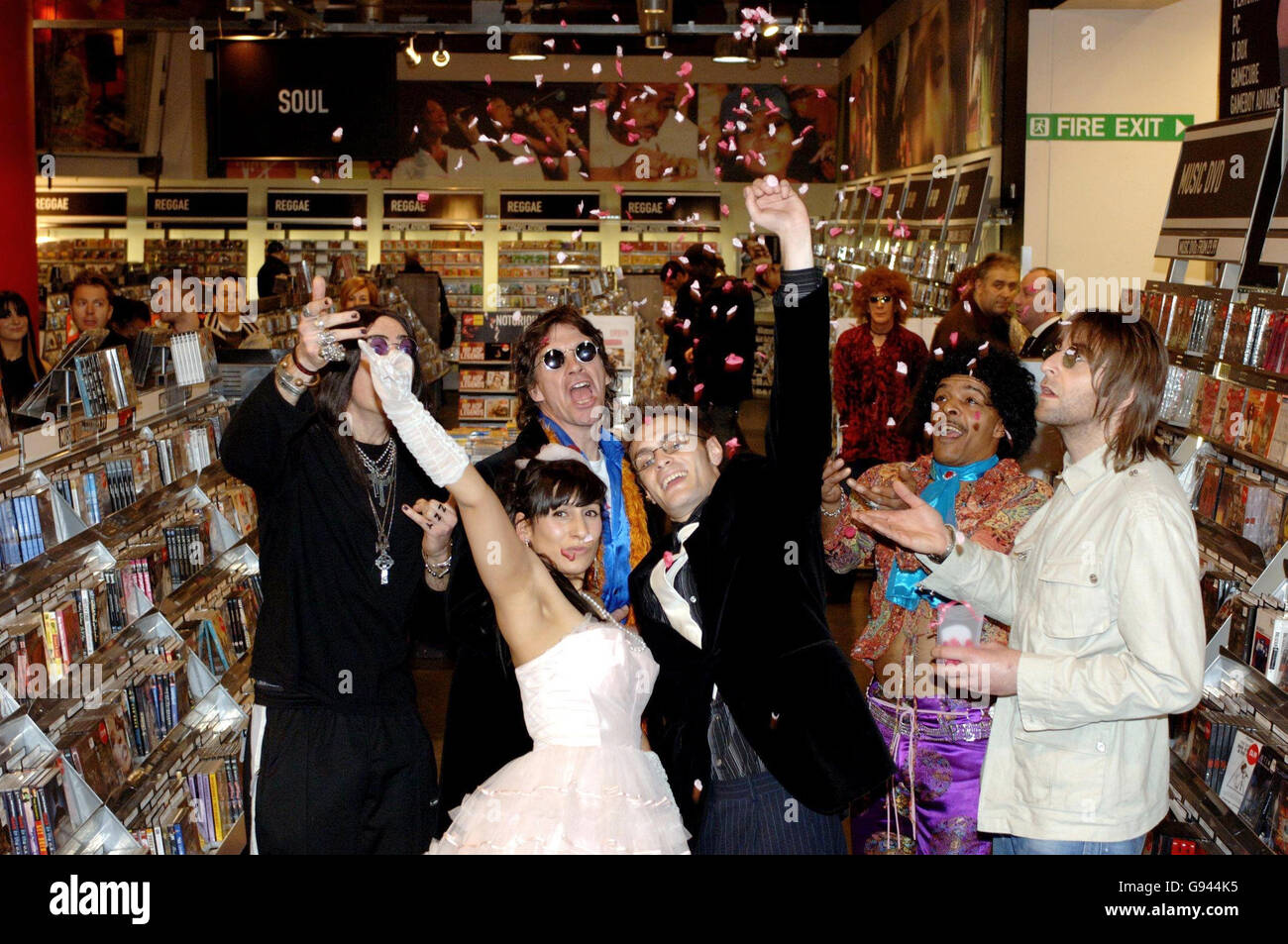 Le guitariste Gary Means et designer de mode Shara Hayes sont mariés par le « rock vicaire » Lionel Fanthorpe lors d'une cérémonie spéciale dans la Virgin Megastore sur Oxford Street, dans le centre de Londres, le lundi 13 février 2006. Le couple s'est réuni au Glastonbury Festival de 2003, et a été choisi parmi plus de 100 couples après avoir pris part au concours pour se marier en magasin. Voir PA Story SHOWBIZ Wedding. APPUYEZ SUR ASSOCIATION photo. Le crédit photo devrait se lire: Steve Parsons/PA Banque D'Images
