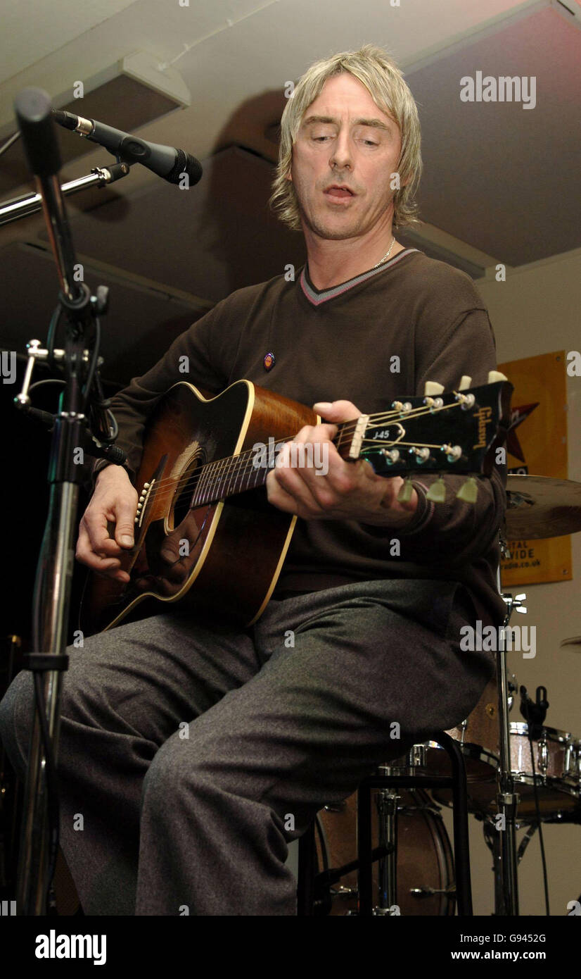 Paul Weller se produit au Gibson Guitar Studio, dans le centre de Londres, devant un public des gagnants du concours Virgin radio, le lundi 13 février 2006. APPUYEZ SUR ASSOCIATION photo. Crédit photo devrait lire: Yui Mok / PA Banque D'Images
