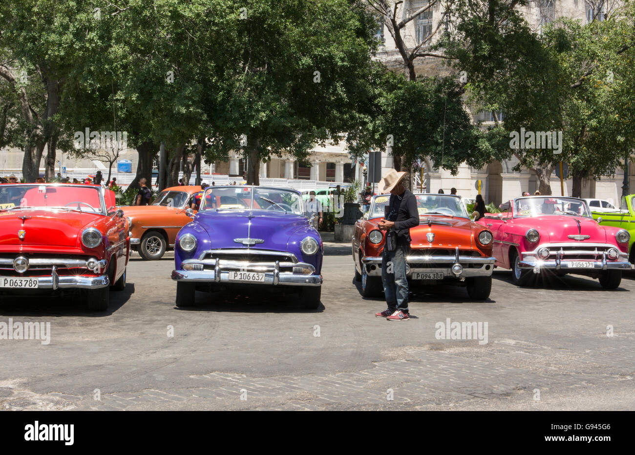 La Havane Cuba Habana colorés centrale vieux classique des années 50 voitures sur écran près de la location du capital par les touristes d'aujourd'hui Cuba Banque D'Images