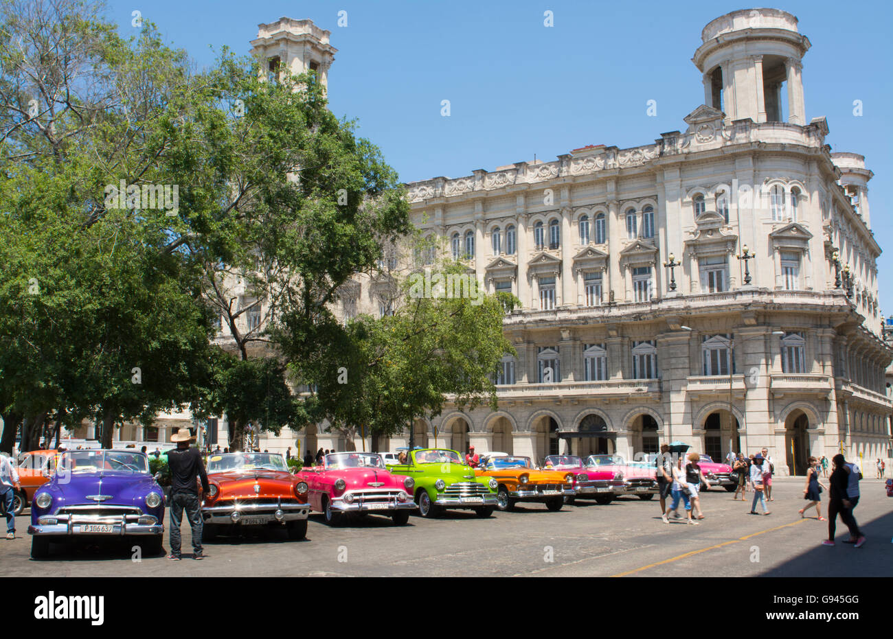 La Havane Cuba Habana colorés centrale vieux classique des années 50 voitures sur écran près de la location du capital par les touristes d'aujourd'hui Cuba Banque D'Images