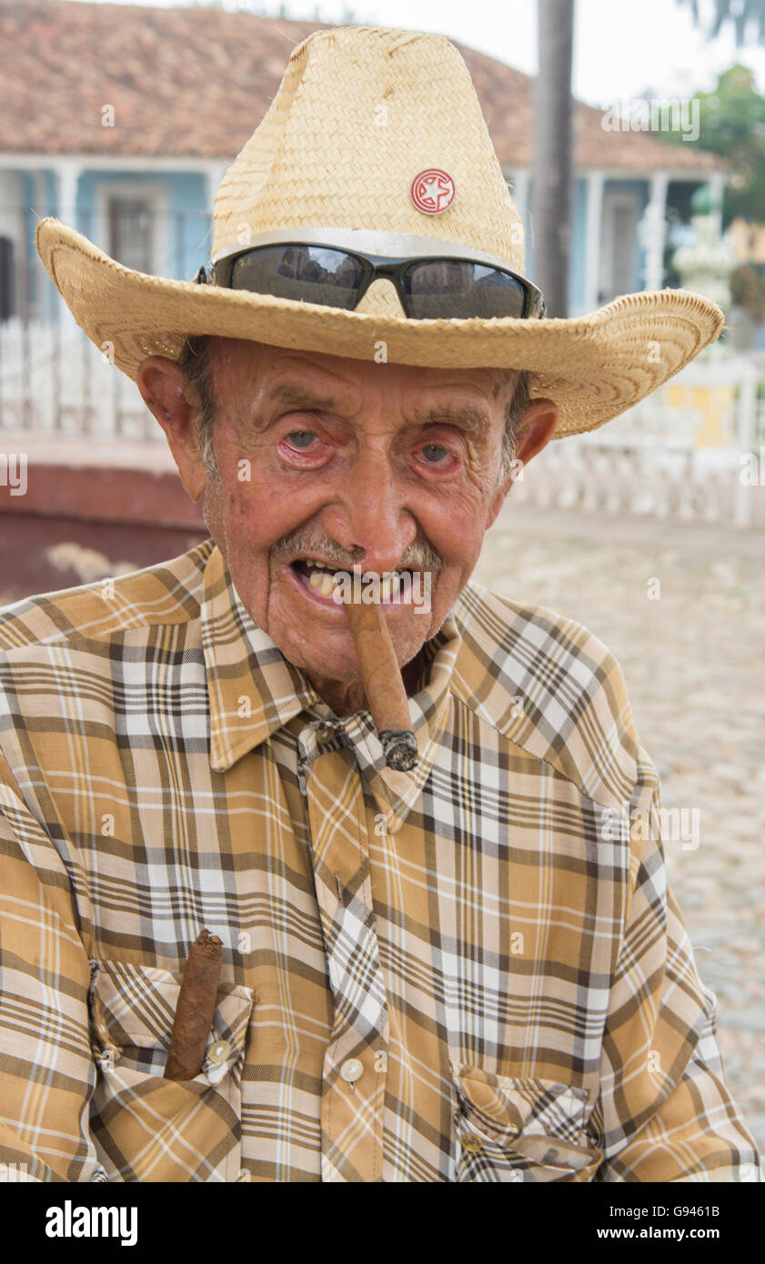 Cuba Trinidad vieil homme sur la rue de la deuxième plus vieille ville de Cuba dans la ville coloniale avec chapeau et modèle d'âne, M. parution-8 Banque D'Images