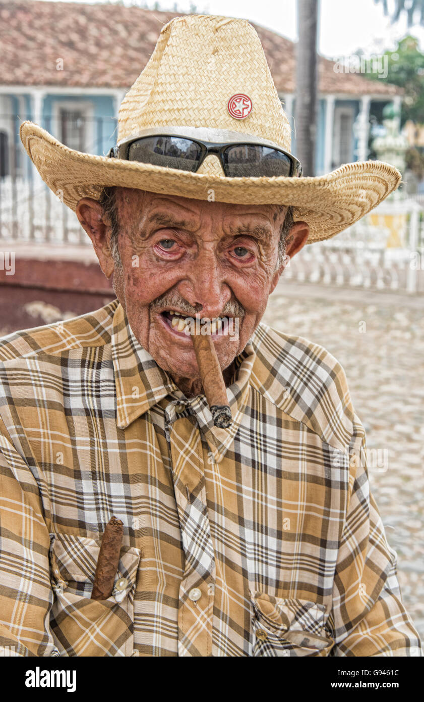 Cuba Trinidad vieil homme sur la rue de la deuxième plus vieille ville de Cuba dans la ville coloniale avec chapeau et modèle d'âne, M. parution-8 Banque D'Images