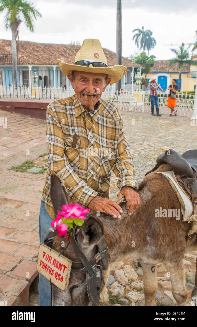 Cuba Trinidad vieil homme sur la rue de la deuxième plus vieille ville de Cuba dans la ville coloniale avec chapeau et modèle d'âne, M. parution-8 Banque D'Images