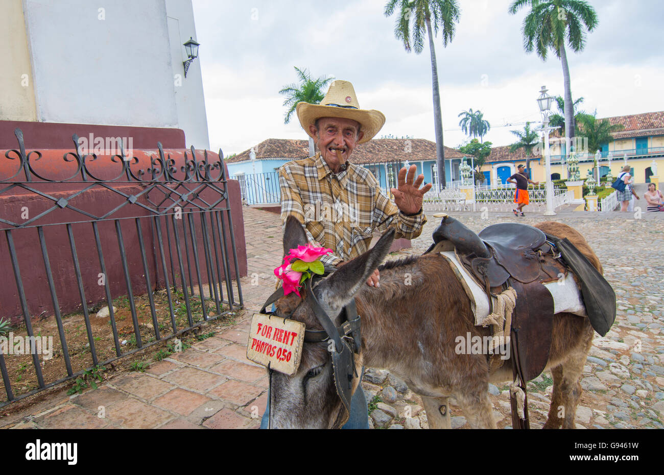 Cuba Trinidad vieil homme sur la rue de la deuxième plus vieille ville de Cuba dans la ville coloniale avec chapeau et modèle d'âne, M. parution-8 Banque D'Images