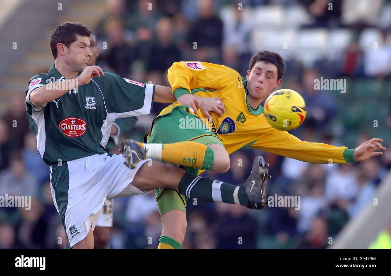 Ian Henderson (R), de Norwich City, se trouve aux côtés d'Anthony Barnes, de Plymouth Argyle, lors du match de championnat Coca-Cola à Home Park, Plymouth, le samedi 14 janvier 2006.APPUYEZ SUR ASSOCIATION photo.Le crédit photo devrait se lire: Neil Munns/PA . Banque D'Images