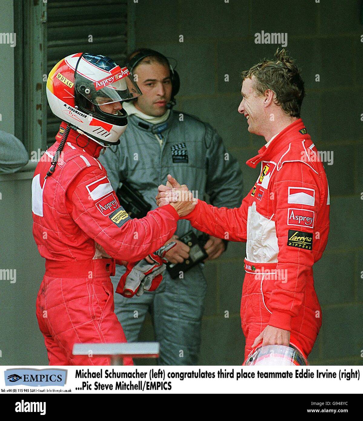 Michael Schumacher (à gauche) félicite Eddie Irvine, coéquipier de la troisième place (à droite) Banque D'Images