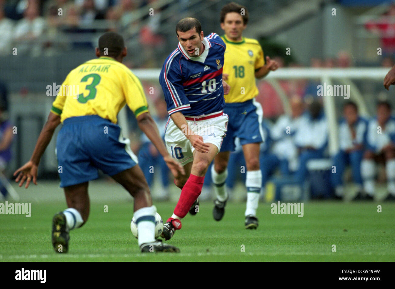 Zinedine Zidane (à droite) en France court à Aldair (à gauche) au Brésil Banque D'Images