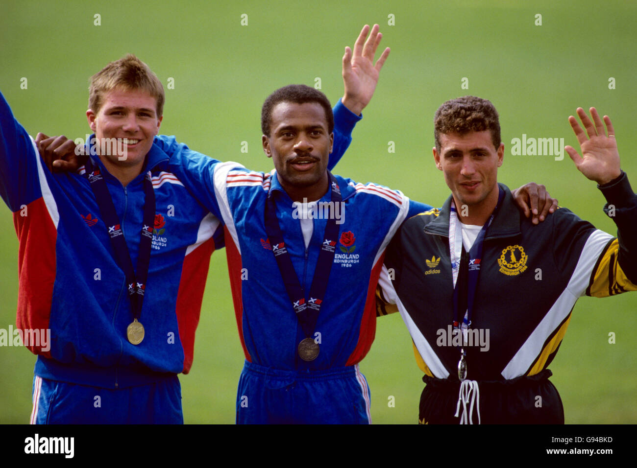 Les médaillés reconnaissent les encouragements de la foule des lauréats : (l-r) Roger Black (or) d'Angleterre, Phil Brown (bronze) d'Angleterre, Darren Clark (argent) d'Australie Banque D'Images