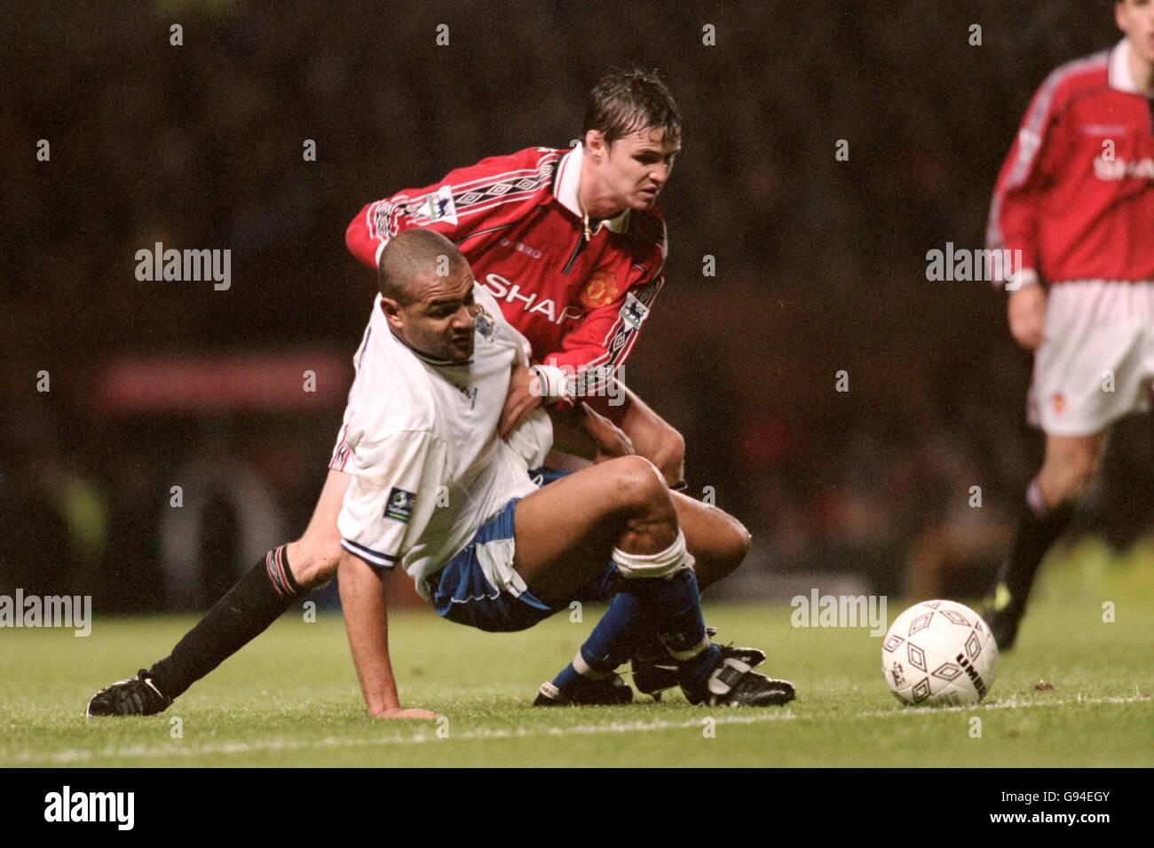 Football - Worthington Cup - troisième tour - Manchester United contre Bury.Philip Mulryne (à droite) de Manchester United et Laurent d'Jaffo (à gauche) de Bury se battent pour le ballon Banque D'Images