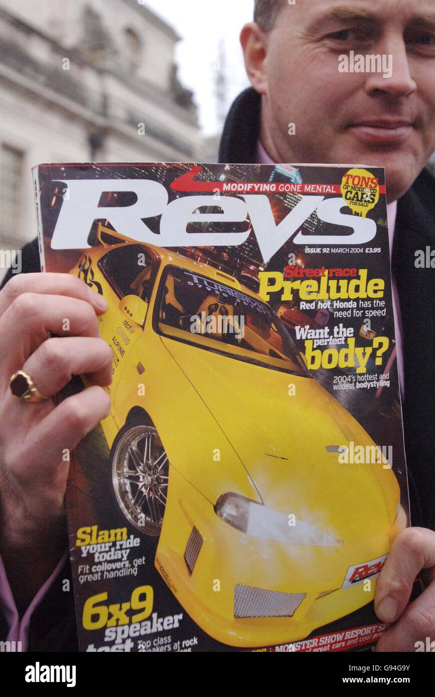 Le détective Sgt Tom Andrews détient un exemplaire du magazine Rev , le mercredi 22 2006 février, qui présente un article sur Llewellyn Luce.La passion des voitures à hayon chaudes pour les avantages sociaux l'a jeté en prison aujourd'hui après qu'il ait été pris à montrer sa voiture modifiée dans un magazine.La police a découvert l'escroquerie de 12,000 £ de Llewellyn Anthony Luce lorsque sa Citroën Saxo a été présentée dans le magazine.Voir PA Story COURTS Saxo.APPUYEZ SUR ASSOCIATION photo.Le crédit photo devrait se lire comme suit : Barry Batchelor/PA Banque D'Images