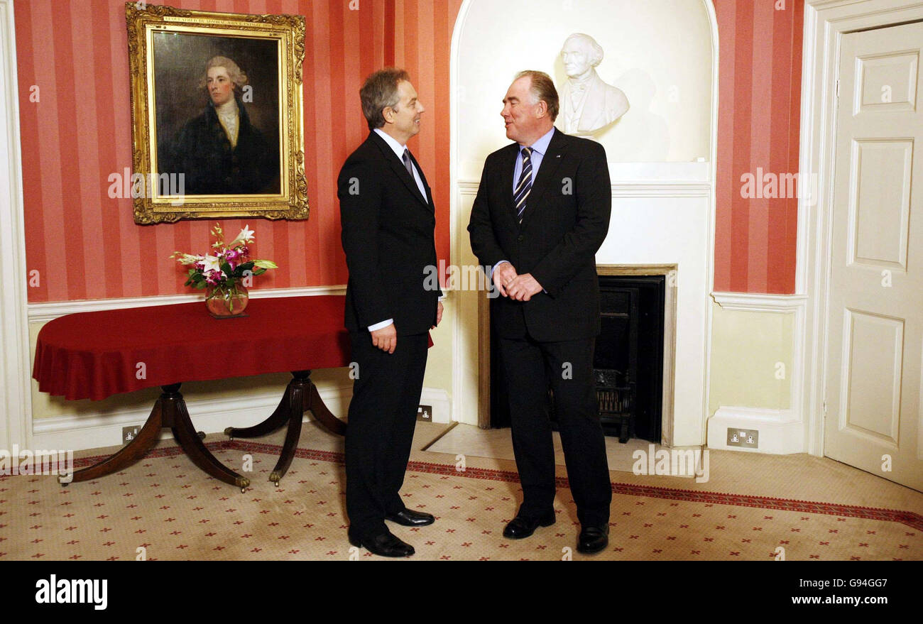 Le Premier ministre britannique Tony Blair (à gauche) rencontre le Premier ministre islandais Halldor Asgrimsson au 10 Downing Street, Londres, le mercredi 22 février 2006, avant leurs entretiens. Regardez l'histoire des PA. APPUYEZ SUR ASSOCIATION photo. Le crédit d'image devrait se lire: Richard Lewis/EPA Rota/PA Banque D'Images