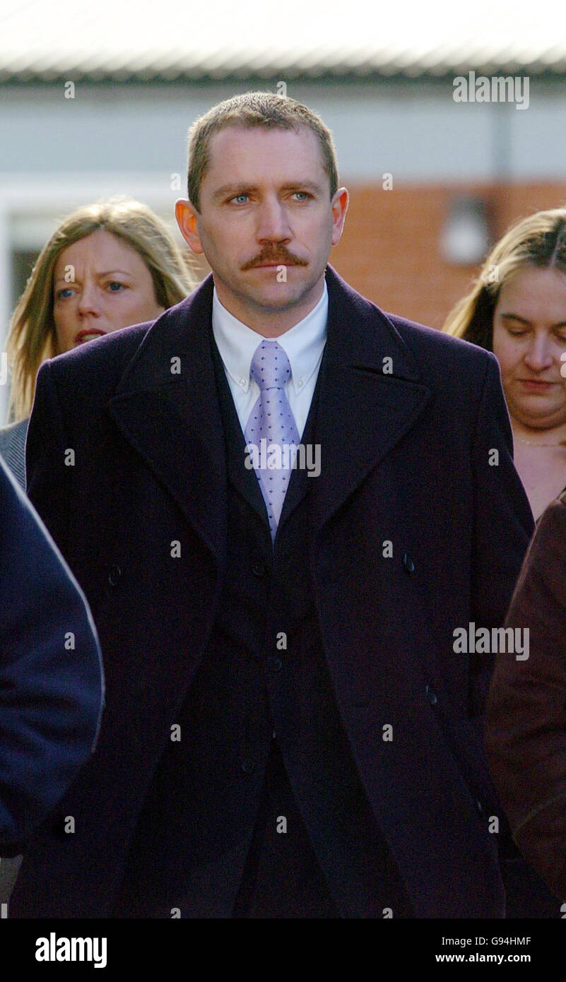 Le PC Mark Milton arrive au tribunal de Ludlow Magistrate, jeudi 2 mars 2006, après qu'une décision d'effacer le policier de Telford de la conduite dangereuse et de la vitesse quand il a atteint un 'arrosage des yeux' 159 mph, a été renversé par la High court en février. PC Milton, 38 ans, de Telford, Shropshire, qui a été enregistré par la caméra vidéo de la voiture de patrouille sur la M54 au début du mois de décembre 5 2003, mais le juge de district Bruce Morgan l'a acquitté au tribunal de Ludlow après avoir décrit le gendarme comme le « crème de la crème » des chauffeurs de police. Voir PA Story COURTS l'excès de vitesse. APPUYEZ SUR ASSOCIATION photo. Banque D'Images