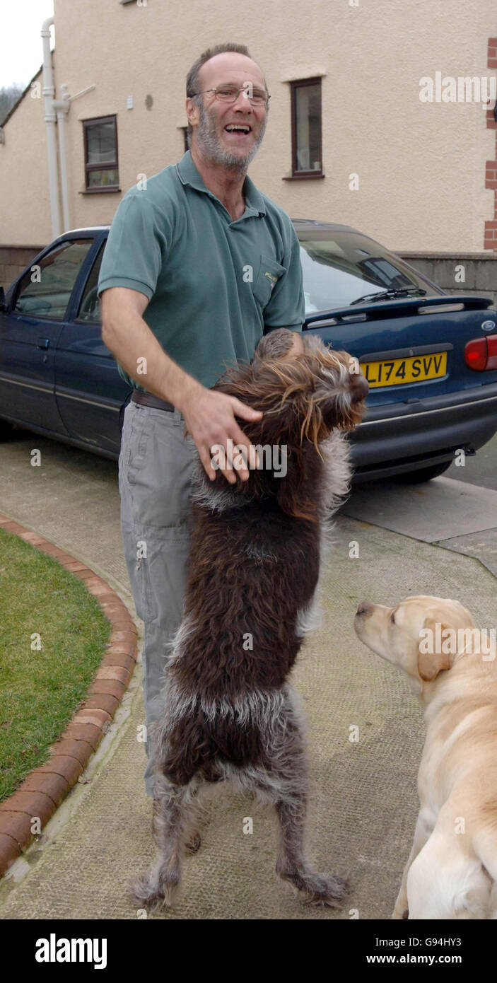 Nigel Watson-Clark est accueilli par son chien Carru à l'extérieur de sa maison à Saltford près de Bath, le mardi 31 janvier 2006. Le travailleur pétrolier, qui a été détenu en otage par un gang armé au Nigeria pendant 19 jours, a déclaré aujourd'hui qu'il était « merveilleux » d'être à la maison. Le père de quatre personnes a été saisi par les rebelles de trois autres travailleurs étrangers d'une plate-forme pétrolière offshore le 11 janvier, avant d'être finalement libéré par le gang hier. Voir PA Story DIPLOMATIQUE Nigeria. APPUYEZ SUR ASSOCIATION PHOTO. Le crédit photo devrait se lire comme suit : Barry Batchelor/PA Banque D'Images