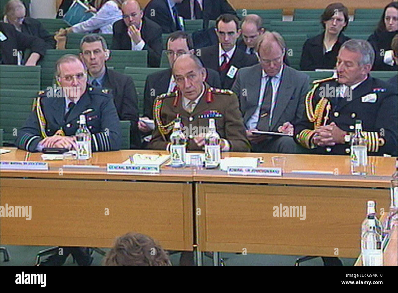 (G-D) maréchal en chef de l'air Sir Jock Stirrup GCB, chef d'état-major de la Force aérienne, général Sir Mike Jackson GCB CBE et chef d'état-major général et amiral Sir Jonathan Band KCB, Premier seigneur de la mer et chef d'état-major de la Marine au Comité spécial de la Chambre des communes sur le projet de loi sur les forces armées, Londres, le jeudi 9 février 2006. APPUYEZ SUR ASSOCIATION photo. Le crédit photo devrait se lire comme suit : PA Banque D'Images