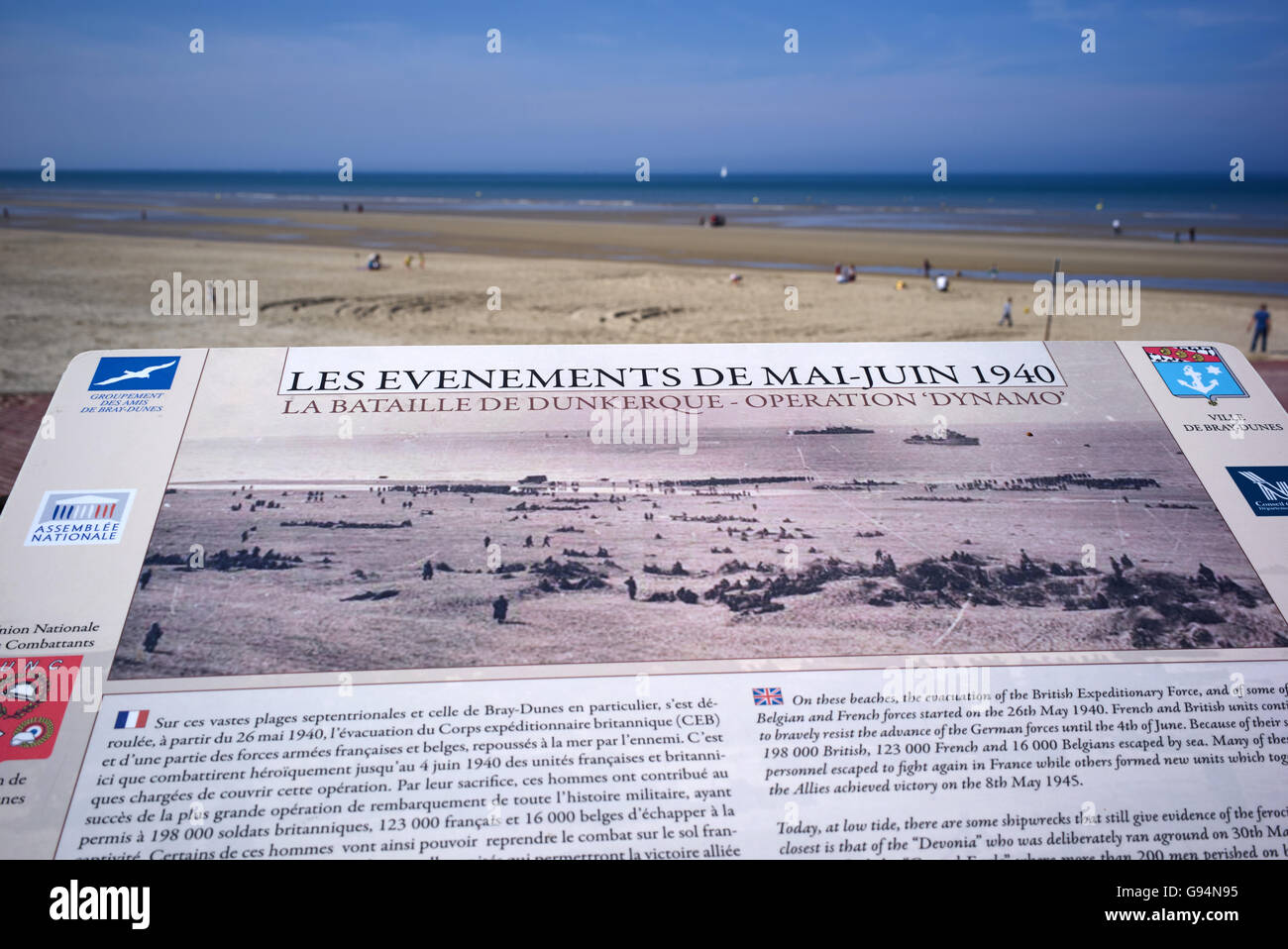 Vieux bunkers allemands DE LA SECONDE GUERRE MONDIALE et canons à Bray Dunes à Dunkerque, France Banque D'Images