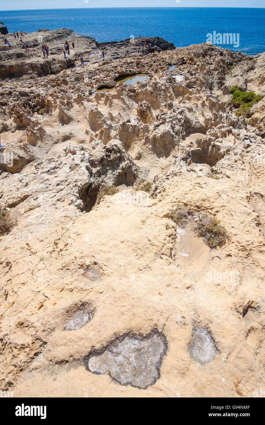 Le sel se cristallise sur les roches volcaniques dans la fenêtre d'azur sur l'île maltaise de Gozo. Banque D'Images