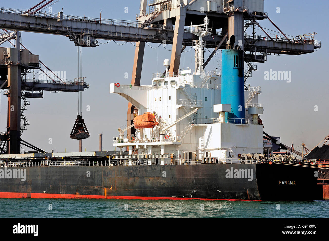 Le déchargement d'un cargo de minerai pour l'acier-works à Fos-sur-Mer à côté de Marseille. Banque D'Images