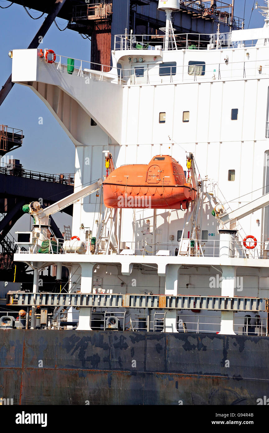 Le déchargement d'un cargo de minerai pour l'acier-works à Fos-sur-Mer à côté de Marseille. Banque D'Images