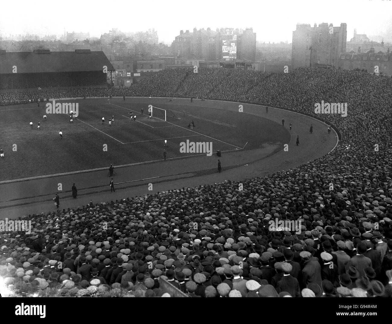Une vue générale de la foule énorme au pont Stamford pour le match international Angleterre / Ecosse Home.L'Angleterre a gagné 1-0, avec Harry Hampton le marqueur. Banque D'Images