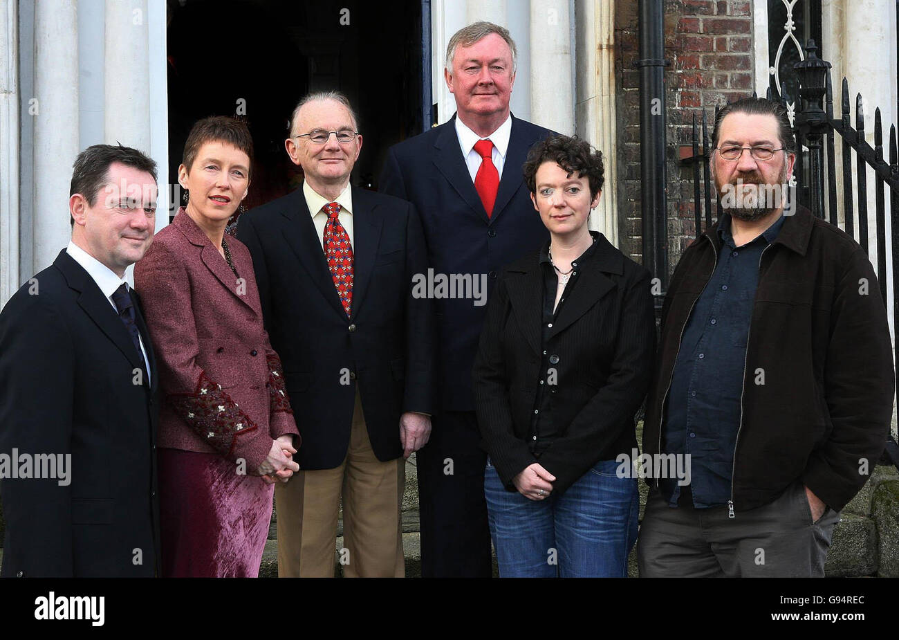 Le ministre irlandais des Arts John O'Donaghue (rangée supérieure) avec les nouveaux membres du conseil des arts (gauche-droite) John Crumlish, Ailbhlin McCrann, Maurice Foley, Jaki Irvine et Alan Stanford, à Dublin, le mardi 21 février 2006. Chargé de promouvoir le théâtre, la musique, l'art et la littérature, le corps de 12 personnes aura le contrôle de millions d'euros en financement pour des artistes et des groupes individuels. Voir PA Story ARTS Council Irlande. APPUYEZ SUR ASSOCIATION photo. Le crédit photo devrait se lire comme suit : Niall Carson/PA Banque D'Images