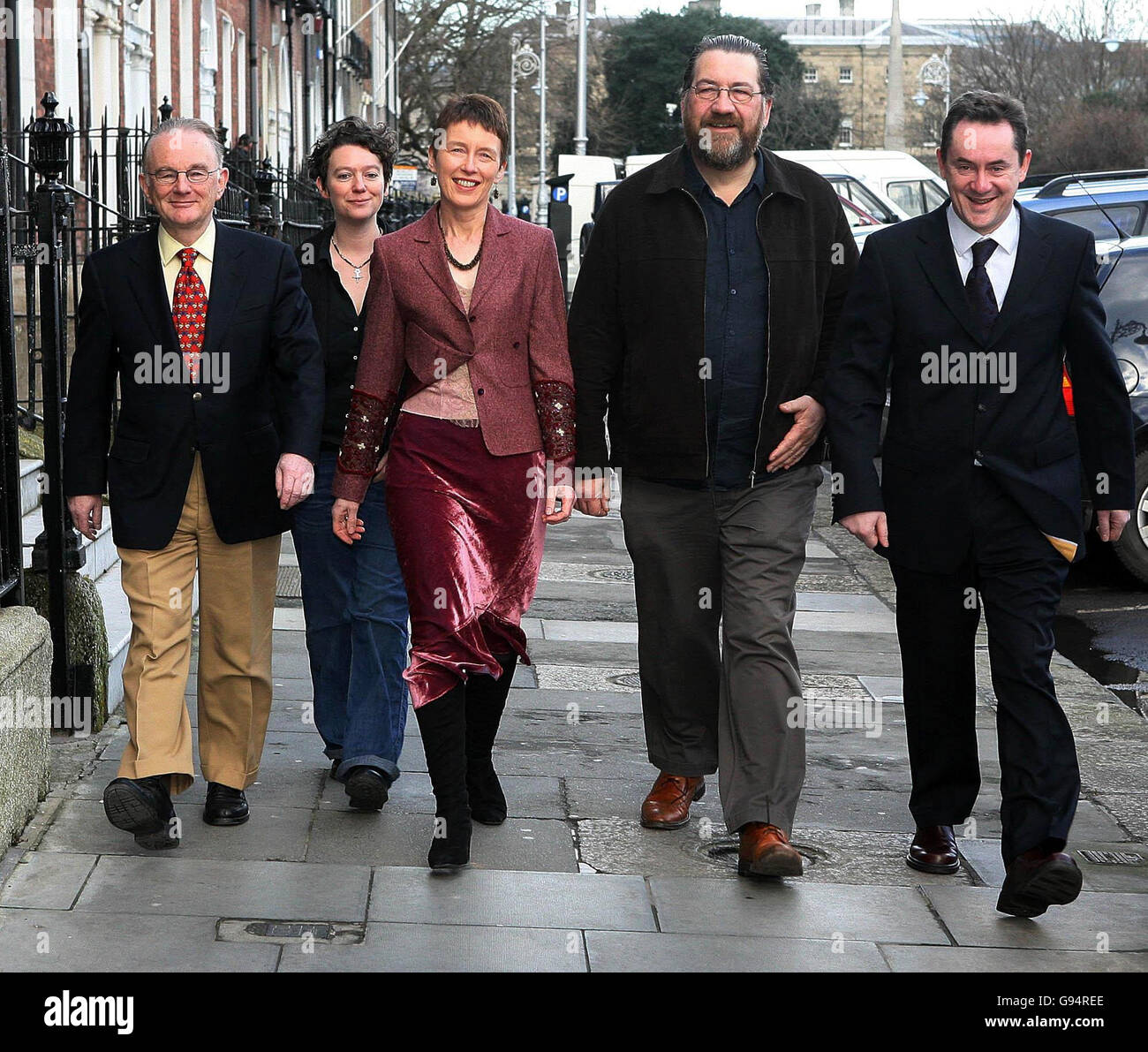 Les nouveaux membres du conseil des arts (gauche-droite) Maurice Foley, Jaki Irvine Ailbhlin McCronn, Alan Stanford et John Crumlish traversent Dublin, le mardi 21 février 2006.Chargé de promouvoir le théâtre, la musique, l'art et la littérature, le corps de 12 personnes aura le contrôle de millions d'euros en financement pour des artistes et des groupes individuels.Voir PA Story ARTS Council Irlande.APPUYEZ SUR ASSOCIATION photo.Le crédit photo devrait se lire comme suit : Niall Carson/PA Banque D'Images