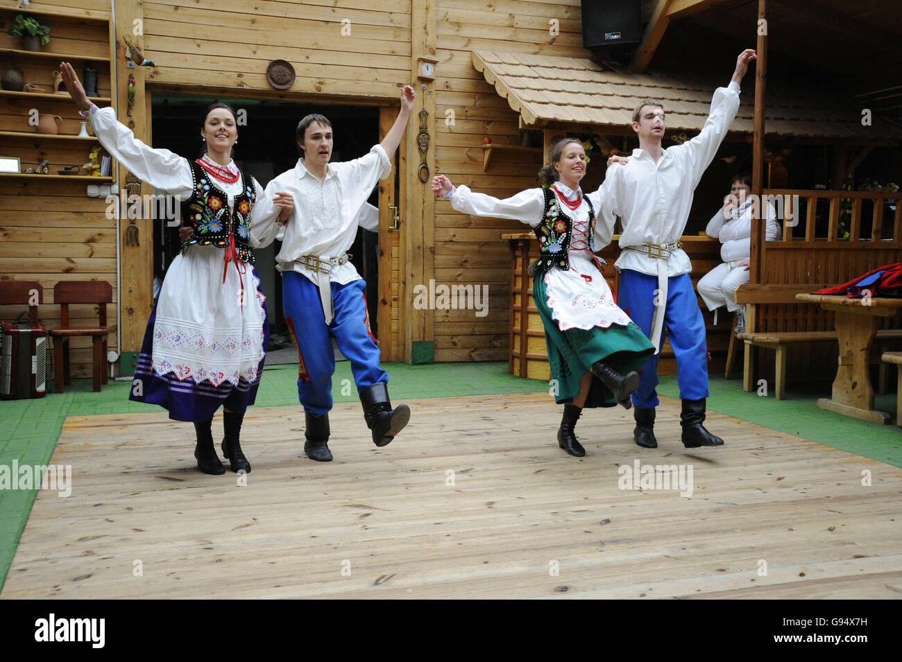 Danseuse folklorique en costumes traditionnels, restaurant, Marengo, Olsztyn Warmian-Masurian, Pologne / Mazurie Banque D'Images