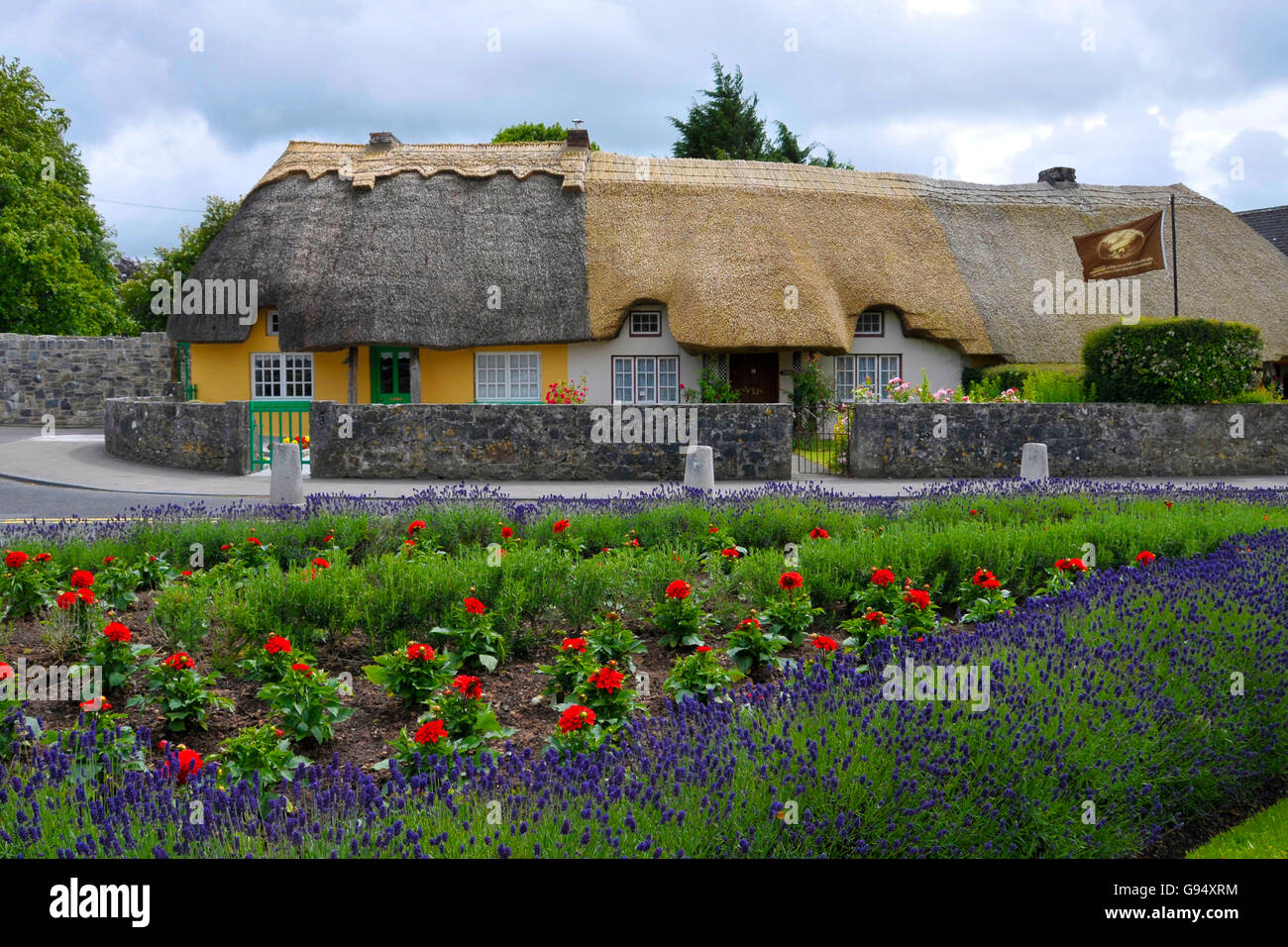 Cottages au Main Street, Adare, comté de Limerick, Irlande / cottage au toit de roseaux Banque D'Images