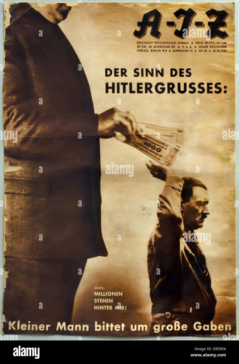 Der Sinn des Hitlergrusses - Kleiner Mann bittet um grosse Gabe / le sens de l'accueil d'Hitler - Petit homme demande pour grand don . Berlin Adolf Hitler l'Allemagne nazie ( Neuer Deutscher verlag 16-10-1932 ) Banque D'Images