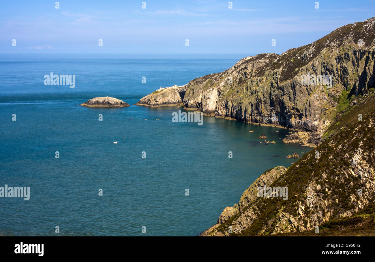 Gogarth Bay, une zone de hautes falaises et de côte sauvage très apprécié des randonneurs. Banque D'Images