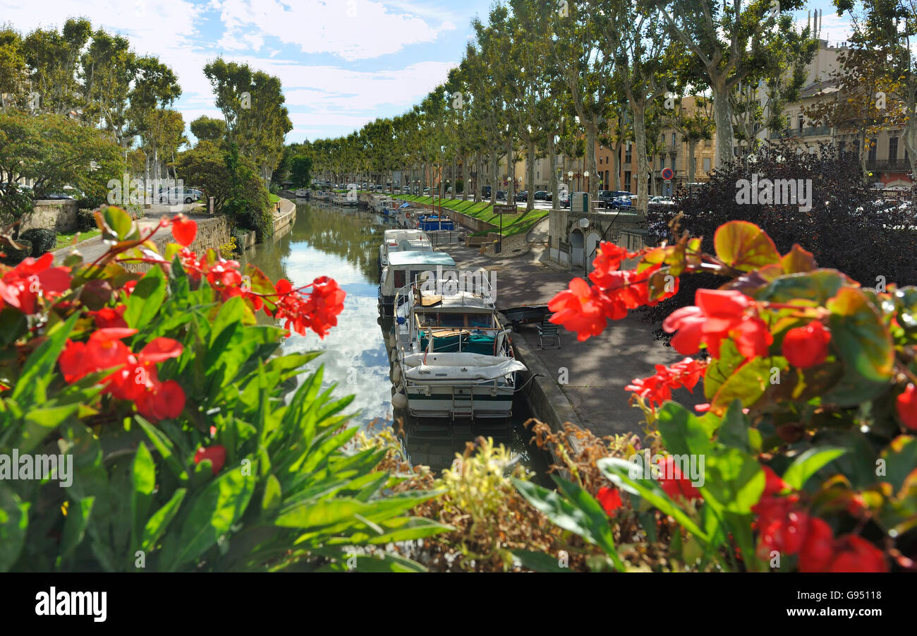 Canal du Midi dans la ville de Narbonne, France, Europe. Construit entre 1667 et 1694, il ouvert la voie à la révolution industrielle Banque D'Images
