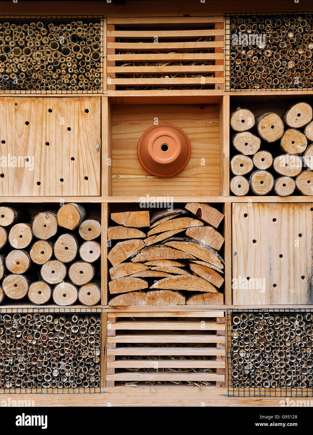 Hôtel d'insectes. Il est utilisé pour attirer les bons insectes insectes pour plantes de jardin Banque D'Images
