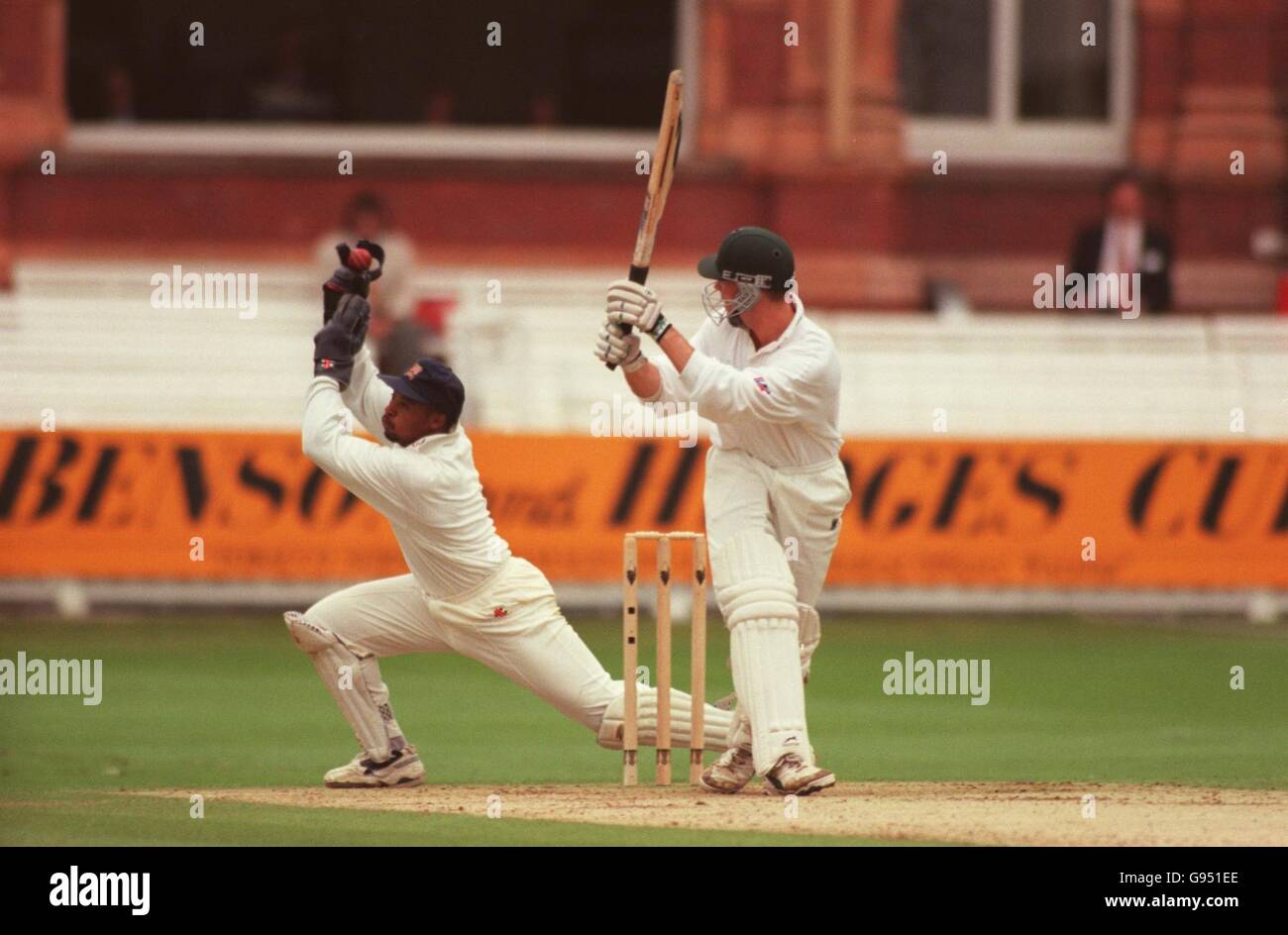 Cricket - coupe Benson and Hedges - finale - Leicestershire v Essex.Robert Rollins (à gauche), joueur de cricket d'Essex, revendique le ballon comme Paul Nixon (à droite) de Leicestershire joue et passe à côté Banque D'Images Cricket - coupe Benson and Hedges - finale - Leicestershire v Essex.Robert Rollins (à gauche), joueur de cricket d'Essex, revendique le ballon comme Paul Nixon (à droite) de Leicestershire joue et passe à côté Banque D'Images