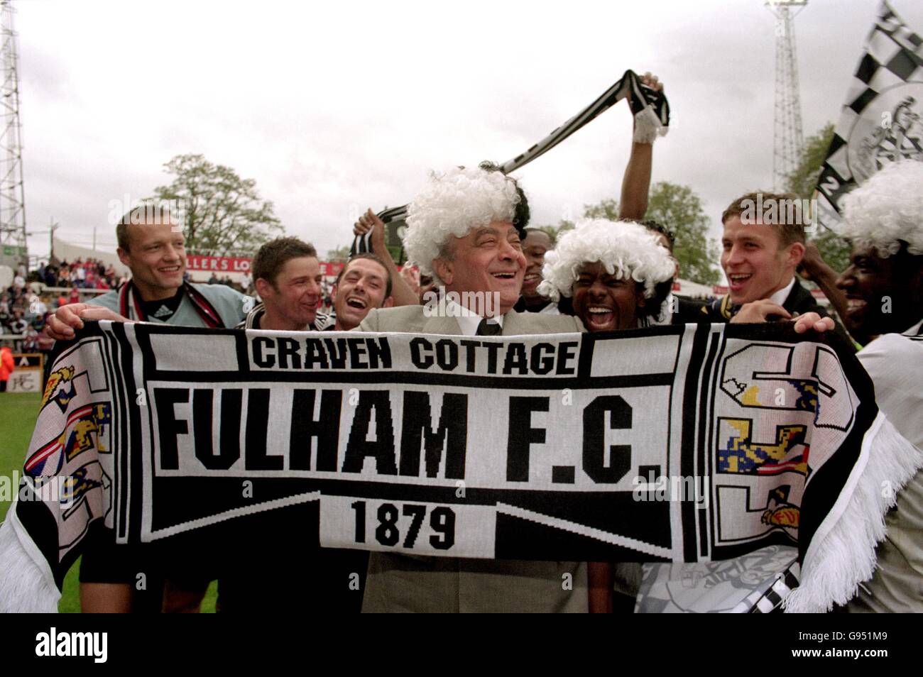 Le président de Fulham, Mohamed Al Fayed, célèbre avec son équipe après avoir remporté le deuxième championnat de division. Banque D'Images