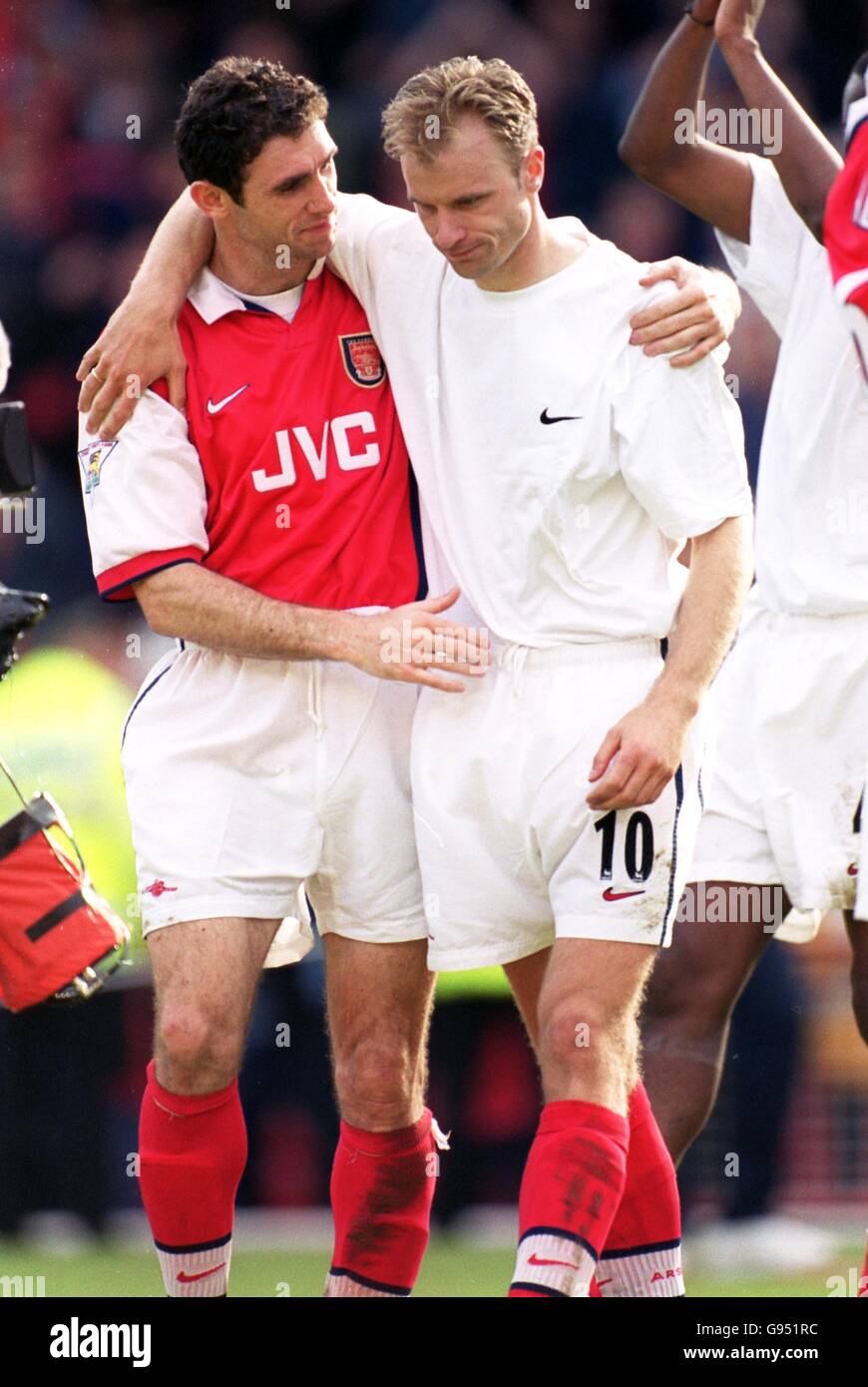 Football - FA Carling Premiership - Arsenal / Aston Villa.Martin Keown d'Arsenal offre un confort à Dennis Bergkamp lorsqu'ils ont relâché la course du titre Banque D'Images
