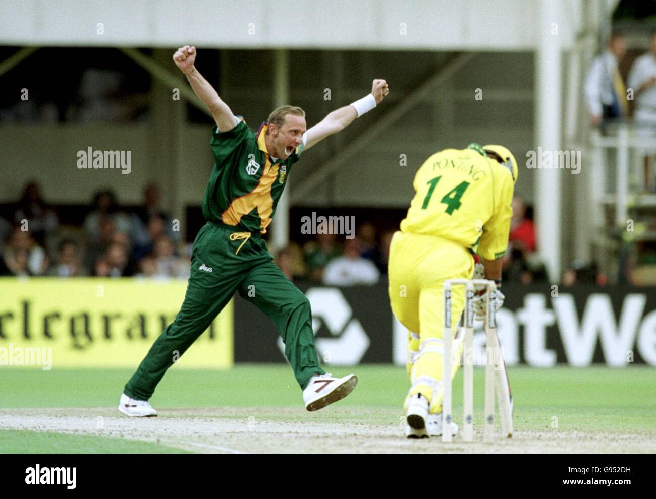 Cricket - coupe du monde de l'ICC - semi-finale - Afrique du Sud contre Australie.Allan Donald, en Afrique du Sud, célèbre Gary Kirsten lorsqu'il prend le Ricky Ponting en Australie Banque D'Images