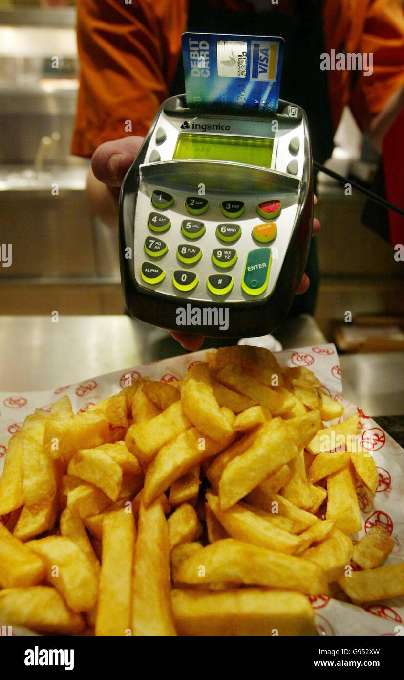 Les jetons sont achetés à Harry Ramsdens à Édimbourg, le mardi 14 février 2006, avec une carte à puce et une carte à code PIN, car les consommateurs qui signent encore pour des achats sont avertis que leurs cartes pourraient être refusées à partir de minuit ce soir.Le groupe de paiements APACS a averti les gens avec des cartes à puce et à code PIN que les détaillants pourraient refuser d'accepter leurs cartes à partir de minuit s'ils ne connaissent pas leur code PIN.Voir PA Story MONEY PIN.APPUYEZ SUR ASSOCIATION photo.Le crédit photo devrait se lire comme suit : David Cheskin/PA. Banque D'Images