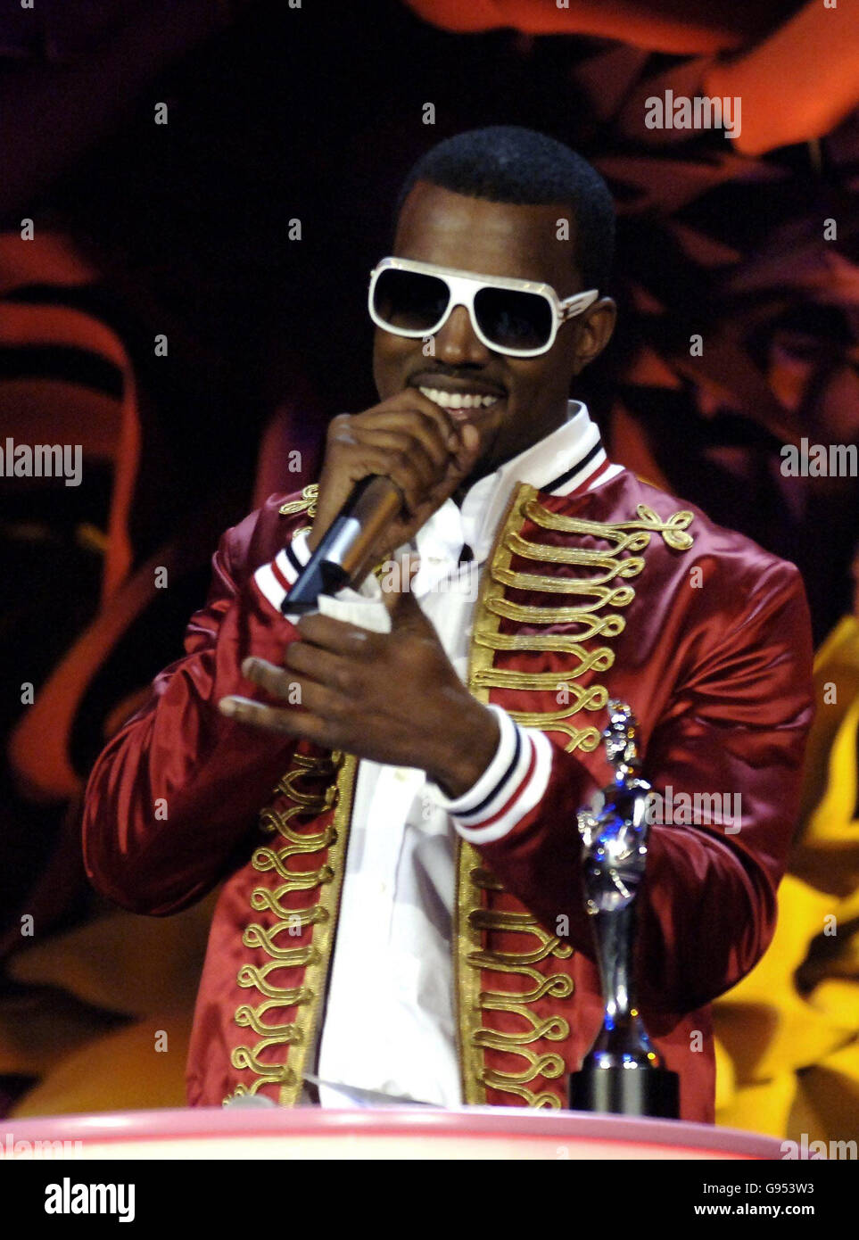 TAPING EMBARGO TIL 22:00 MERCREDI 15 FÉVRIER 2006 Kanye West récolte son  prix pour le meilleur Homme International aux Brit Awards 2006, à Earls  court, West London, mercredi 15 février 2006. Voir