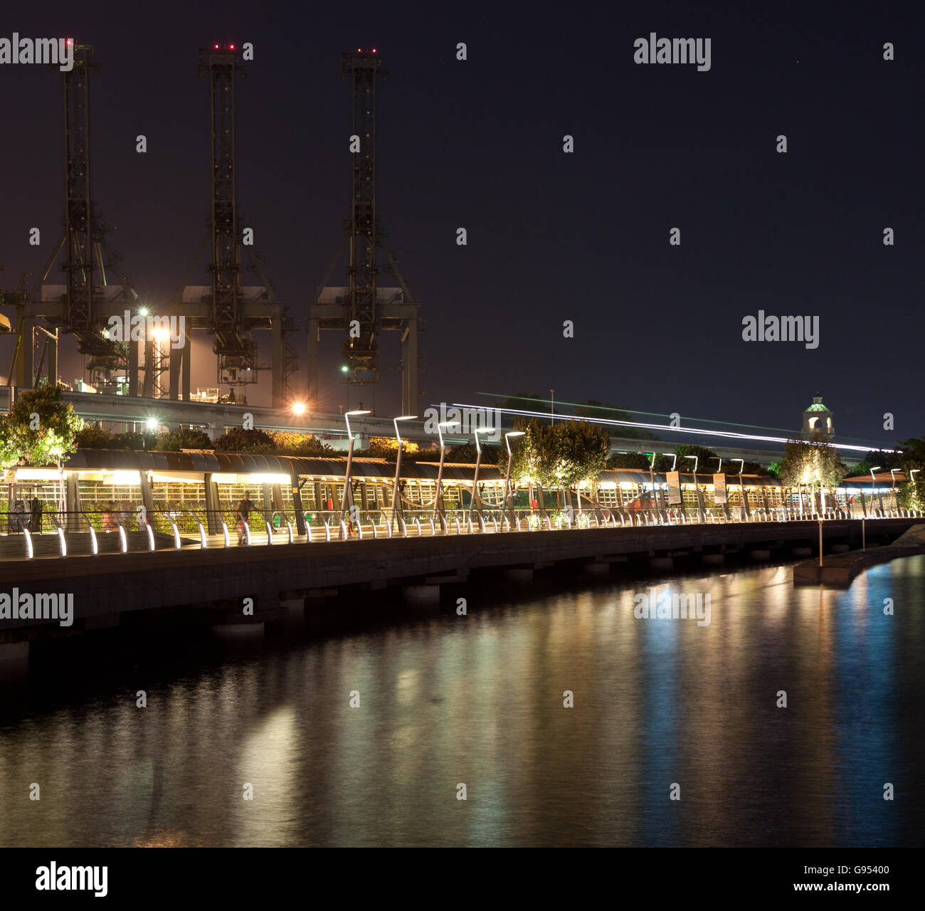 Port industriel de Singapour et la voie à Sentosa de nuit Banque D'Images