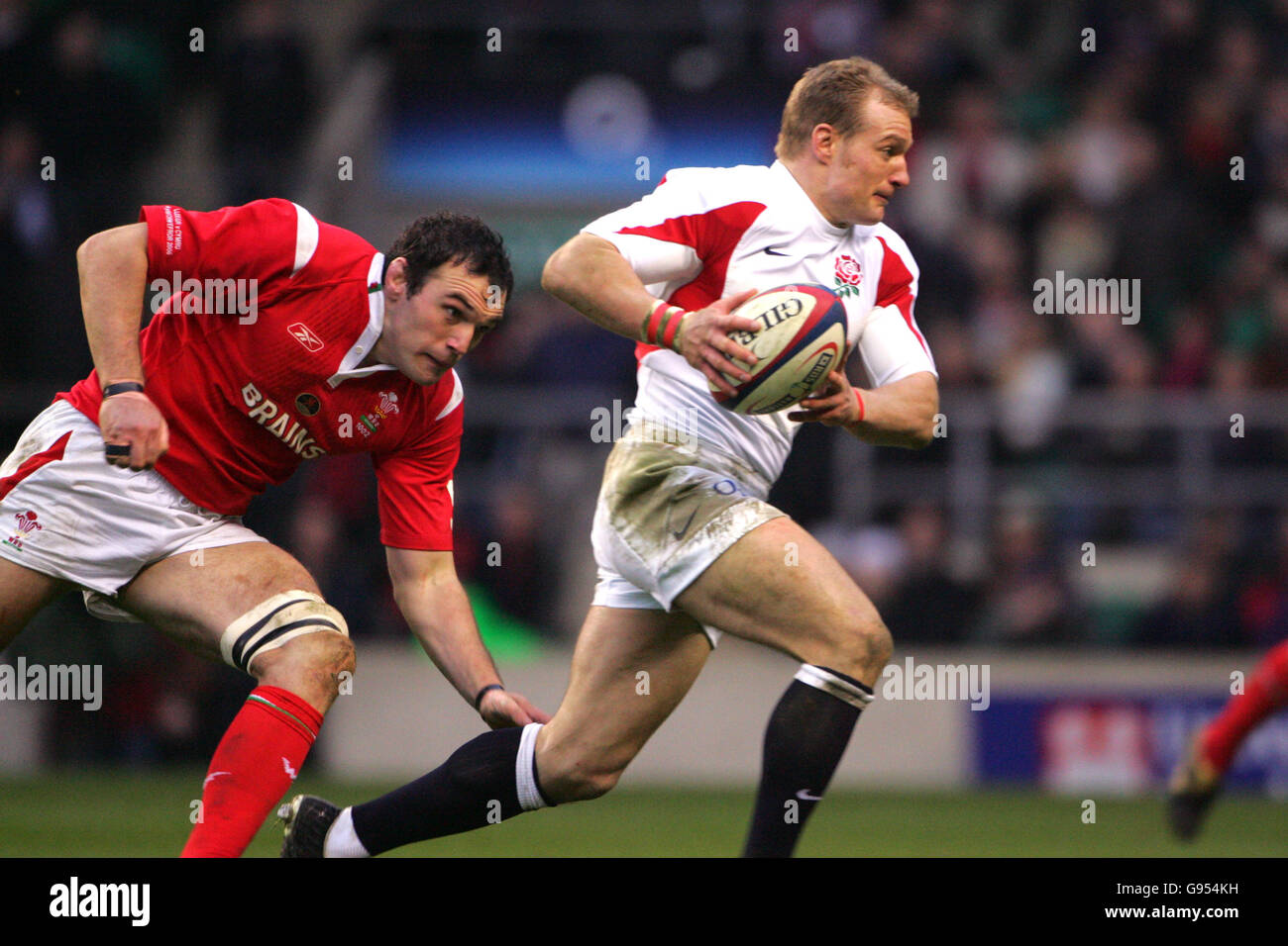 Rugby Union - RBS 6 Nations Championship 2006 - Angleterre / pays de Galles - Twickenham.Jamie Noon (r), de l'Angleterre, se brise à l'écart de Robert Sidoli (l), du pays de Galles Banque D'Images