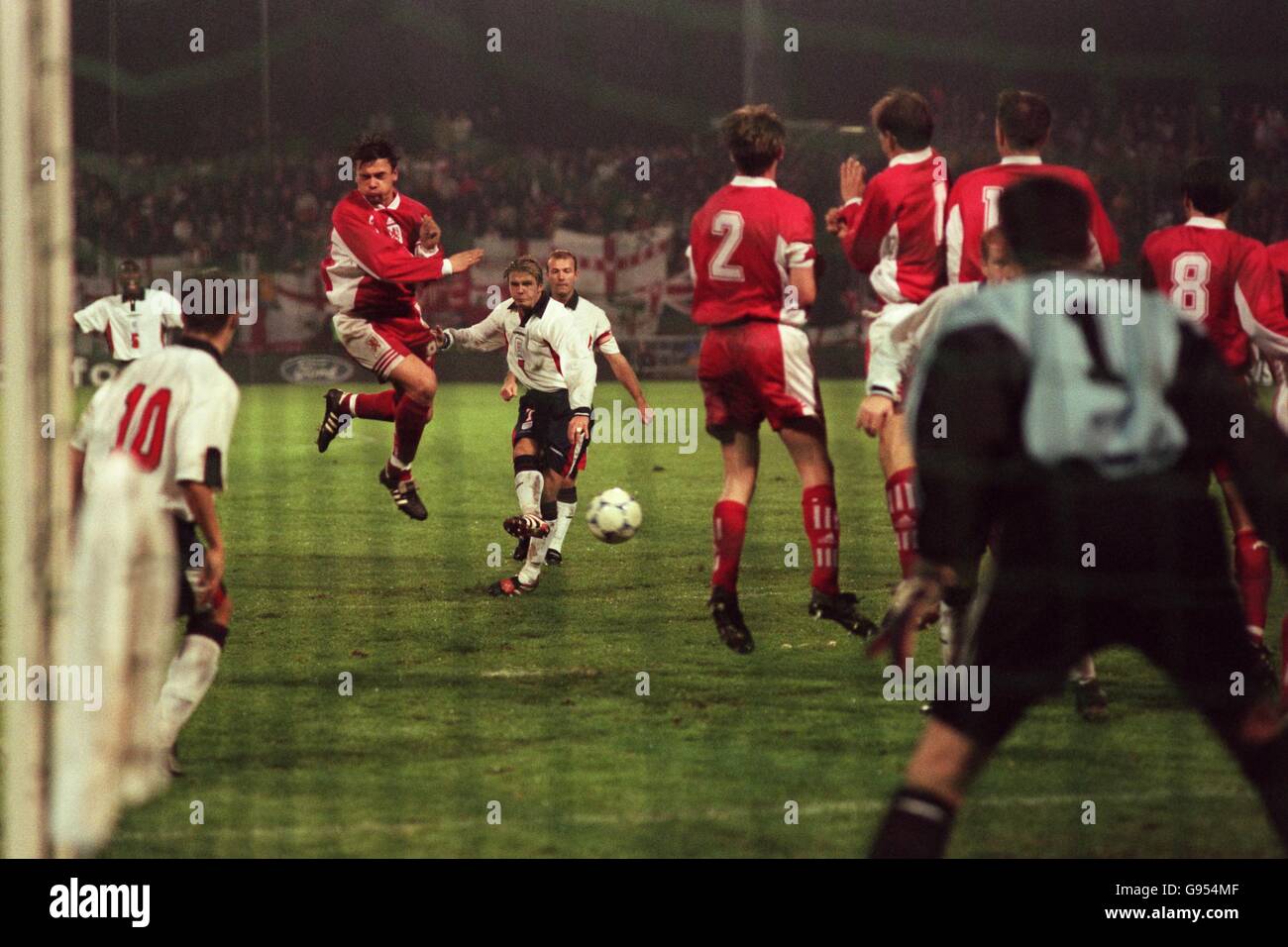 Football - qualification Euro 2000 - Groupe 5 - Luxembourg / Angleterre.David Beckham (au centre), en Angleterre, tente de courber un coup de pied libre autour du mur de Luxembourg Banque D'Images