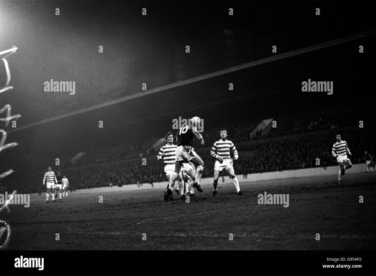 Geoff Hurst de West Ham United (deuxième l) Dirige le premier but de son équipe en tant que David Hay du Celtic (l) Et Billy McNeill (troisième l) regarde Banque D'Images