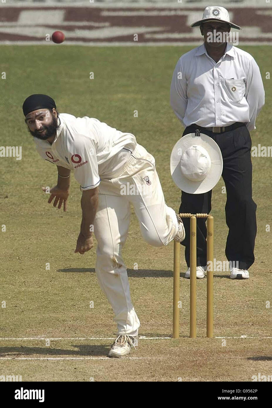 Le Monty Panesar d'Angleterre en action pendant la deuxième journée du match au Cricket Club of India, Brabourne Stadium, Bombay, Inde, dimanche 19 2006 février. APPUYEZ SUR ASSOCIATION photo. Crédit photo devrait se lire: Rebecca Naden/PA Banque D'Images