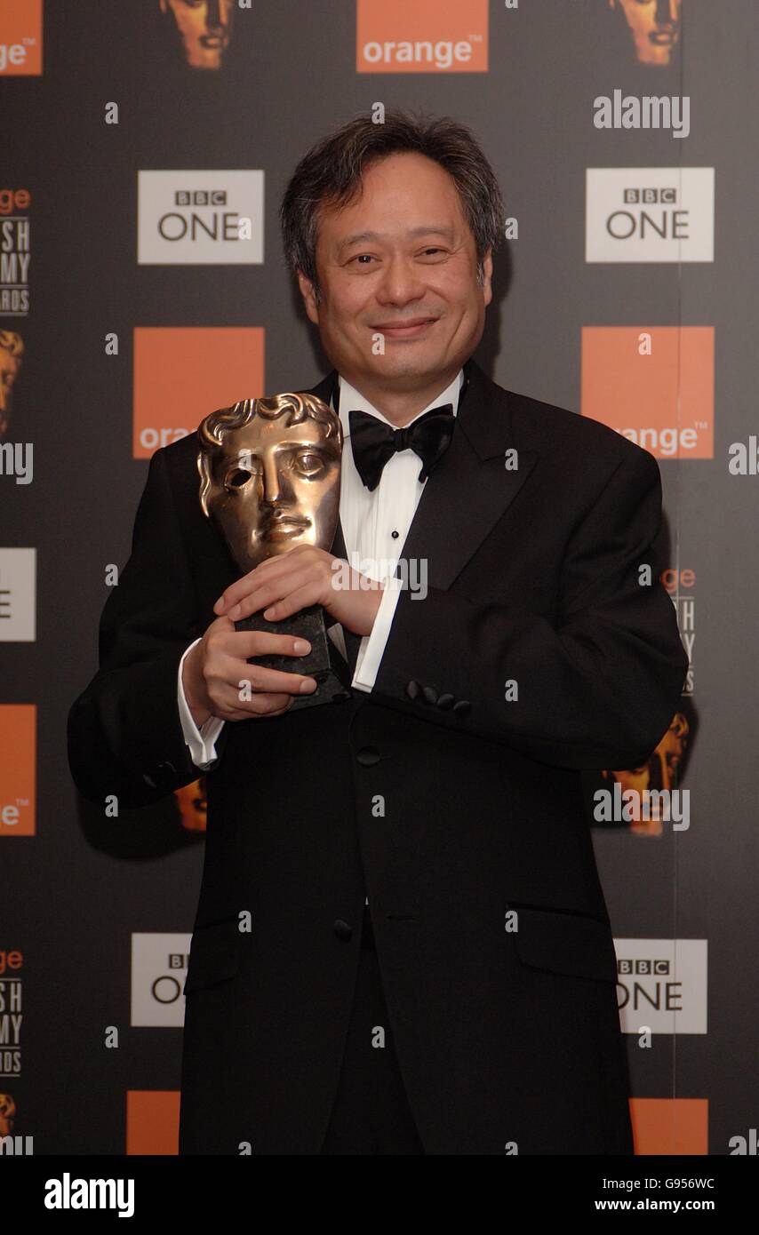 Le directeur Ang Lee et le David Lean Award pour la réalisation en direction de Brokeback Mountain, lors des présentations de prix Banque D'Images