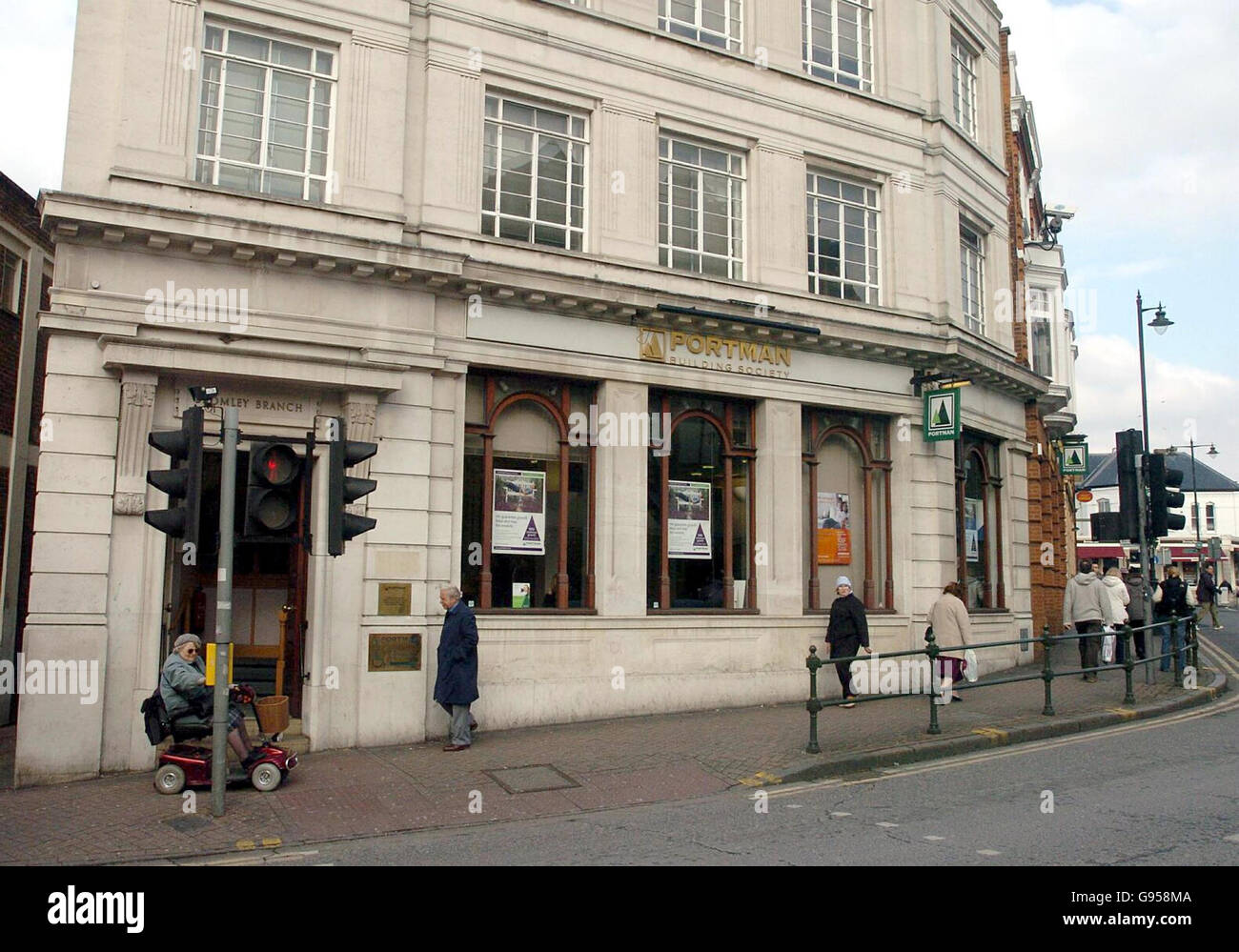 The Portman Building Society à Bromley, Kent, le vendredi 24 février 2006, où une femme a été arrêtée dans le cadre du raid bancaire de plusieurs millions de livres au dépôt Securitas de Tonbridge, Kent, dans les premières heures de mercredi. Elle sera interrogée par des détectives sur des soupçons de manipulation de marchandises volées, a déclaré un porte-parole de Scotland Yard. Voir l'histoire des PA VOL DE POLICE. APPUYEZ SUR ASSOCIATION photo. Le crédit photo devrait se lire : Michael Stephens/PA. Banque D'Images