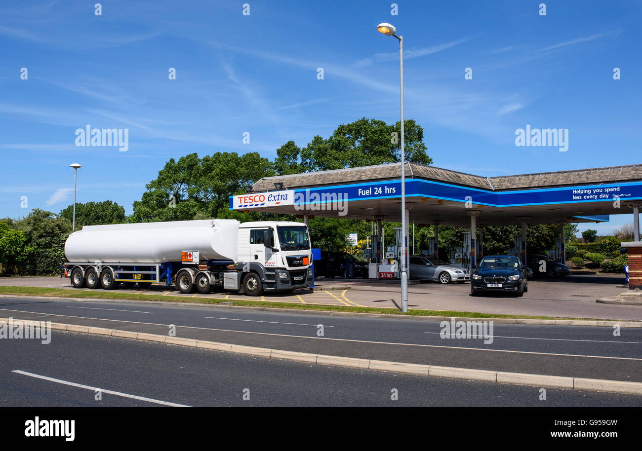 Camion-citerne d'essence à la livraison de carburant à une station de remplissage tesco clifton retail park, Blackpool, lancashire, uk Banque D'Images