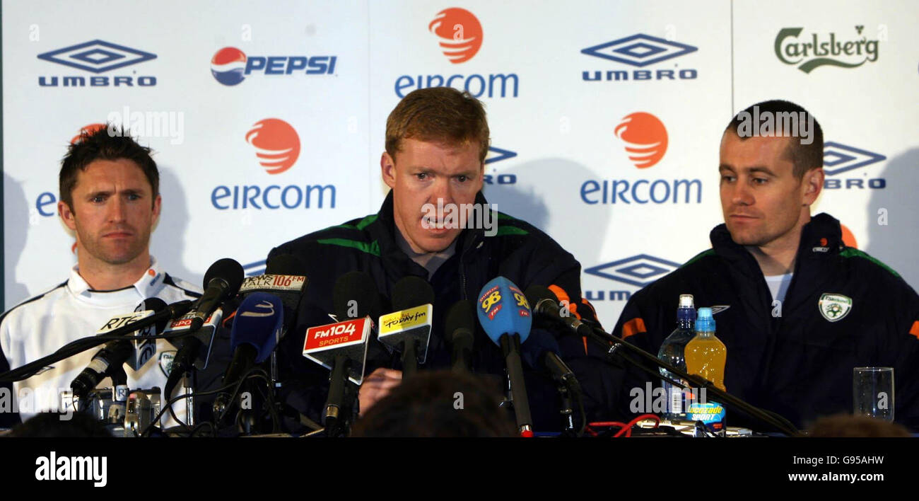 Directeur de la République d'Irlande Steve Staunton (C) avec le nouveau capitaine Robbie Keane (L) et le vice-capitaine Shay donnés lors d'une conférence de presse à Lansdowne Road, Dublin, République d'Irlande, le mardi 28 février 2006,Avant leur match international amical contre la Suède demain.Voir PA Story FOOTBALL Republic.APPUYEZ SUR ASSOCIATION photo.Le crédit photo devrait se lire comme suit : Niall Carson/PA. Banque D'Images