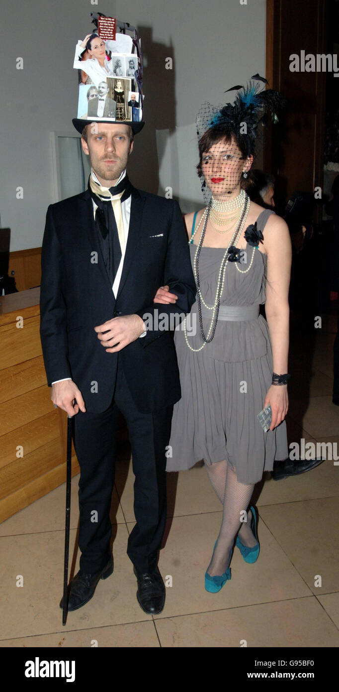 L'artiste Stuart Pearson Wright et son partenaire lors du gala du 150e anniversaire du National Portrait Gallery, dans le centre de Londres, le mardi 28 février 2006.APPUYEZ SUR ASSOCIATION photo.Le crédit photo devrait se lire: Steve Parsons/PA Banque D'Images