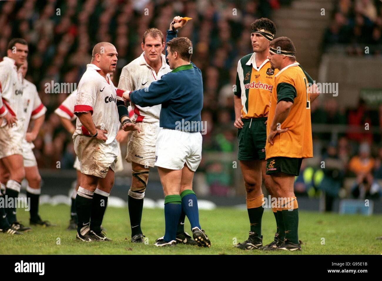 Richard Cockerill (à gauche), en Angleterre, est représenté par la carte jaune Arbitre Paul Honiss (centre) Banque D'Images