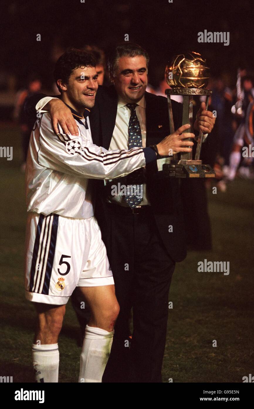 Manuel Sanchis (à gauche) du Real Madrid parades le championnat du monde Trophée avec le président du tclub Lorenzo Sanz (à droite) Banque D'Images