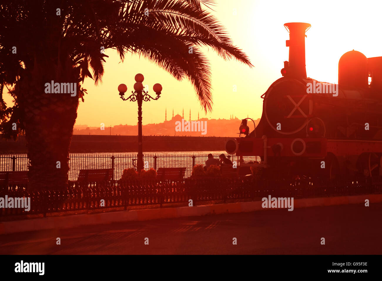 Istanbul, Turquie - le 7 juillet 2015 : la gare de Haydarpasa au coucher du soleil. Vue de la mosquée bleue sur le Bosphore Banque D'Images